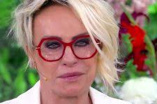 Um dos principais desafios de manter o cabelo branco é que a perda de melanina torna o fio mais quebradiço, menos. Ozlnwsfu5wm35m