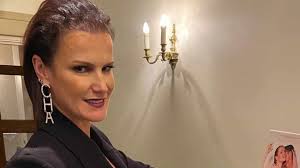 Quando sua pipoca estiver pronta, ela vai ficar caramelizada e um pouco colada uma na outra por causa da calda. Elma Aveiro Defende Pipoca Mais Doce E Critica Teresa Do Big Brother
