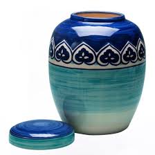 Pote Amalfitana Fabricado Em Ceramica Esmaltada Com Detalhes Em Tons De Azul Pintados A Mao Sofisticado E Luxuoso Ideal Pa Vasos Rusticos Vasos Pintados Potes