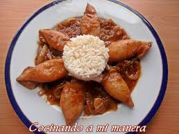 Pelar y picar los dientes de ajo, y cubrir con ellos los calamares, limpios y cortados en aros. Chipirones Encebollados