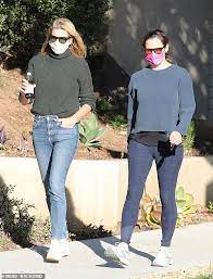 Ben affleck wished ex jennifer garner a happy mother's day on instagram and shared some throwback may 10, 2021. Jennifer Garner Is Low Key In Teal Sweatshirt And Blue Leggings As She Takes A Stroll In La Aktuelle Boulevard Nachrichten Und Fotogalerien Zu Stars Sternchen