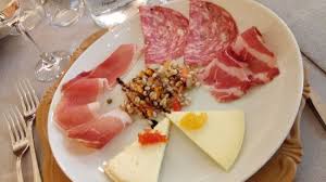 Capra, mucca, bufala e pecora. Antipasto Con Salumi E Formaggi Di Grande Qualita Photo De Il Mattarello Arezzo Tripadvisor