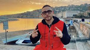 Rocco hunt, nome d'arte di rocco pagliarulo, in precedenza conosciuto anche come hunt mc (salerno, 21 novembre 1994), è un rapper italiano. Rocco Hunt In Concert At The Palapartenope In Naples For The Liberta Tour Napolike It