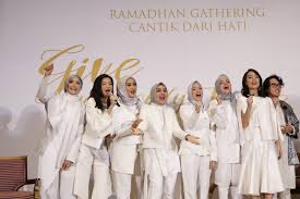 Untuk hal ini, sejak dulu aku sepakat bahwa penulis yang baik harus lebih dulu menjadi pembaca yang baik. Cantik Dari Hati Ala Brand Ambassador Wardah Cosmetics Hijab Dream Co Id