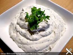 Wer ein rezept für kräuterquark mit wenigen. Cremiger Knoblauch Krauter Quark Rezepte Lebensmittel Essen Knoblauchcreme