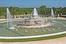 Xvii in den gärten von versailles während der regierungszeit von ludwig xiii. Historische Wasserspiele Bauhandwerk