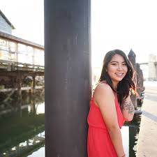 Spesso è stata designata come l'equivalente francese di britney spears, specialmente all'inizio della sua carriera musicale. Lorie Leung Bartender Atlas