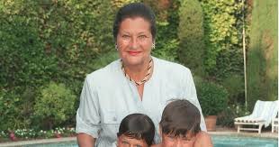 L'ancienne ministre simone veil, qui avait porté la loi légalisant l'avortement en 1974, est morte , a annoncé à l'afp son fils jean veil. Simone Veil Avec Ses Petits Enfants Terrafemina