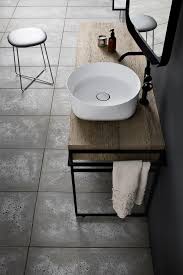 Okrogel umivalnik na kopalniški omari ali plošči