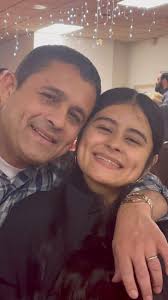 “Ríete papi” cuando Elizabeth era pequeña, y alguien decía que se parece a  mi, su mamá, ella siempre contestaba, ríete papi. Para enseñar la sonrisa y  su hoyuelos en su cara.