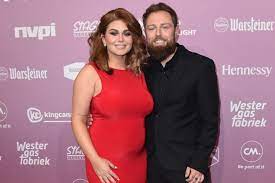 Zo zouden de foto's niet worden bewerkt, met als achterliggende gedachte om een realistisch. Roxeanne Hazes Over Verloofde Jij Voelt Voor Mij Als Thuiskomen Show Ad Nl