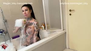 Chica tatuada con grandes tetas se desnuda en la bañera y se masturba con  un consolador