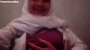 Abg Hijab Pamer Toge Di Kamar Mandi Sekolah (Maaa)