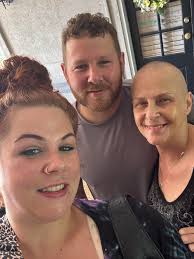 Can you help make my mother look like she has makeup on?