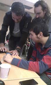 José Manuel Louro, fundador de RaLightSolutions, viendo los proyectos de  los alumnos del máster.