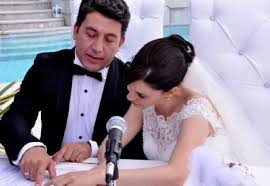 Emre kınay ve evrim alasya'nın başrol oynadığı 'i̇ki bekar' adlı tiyatro oyununa bilet. Gunesin Kizlari Episode 01 Picture Photo Of Evrim Alasya And Emre Kinay Fanpix Net