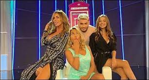 Nella puntata di ieri, che ha visto come ospiti eva e mercedesz henger pronte ad attaccare la ex moglie del nuovo fidanzato (ex tronista) di mercedesz, carmelita con il suo pomeriggio 5 è riuscita a segnare un misero 14% di share. Pomeriggio 5 La Foto Sexy Di Barbara D Urso Scatena L Orrore Degli Haters Insulti Da Denuncia Libero Quotidiano