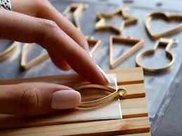 Les boucles doreilles sont ornées dun cristal étincelant de swarkovski (r). Tuto Realisez De Charmants Pendentifs Faits De Plantes Et De Resine