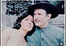 Antonio Aguilar y Flor Silvestre: La pareja icónica de la música ranchera, juntos dejando un legado imborrable. 🎶✨