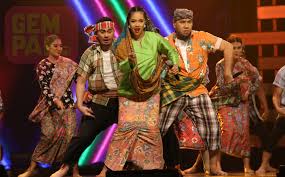 The most energetic group known so far.they are recognized as one of the artists involved in establishing the showmanship on stage craze this era in m'sia. Tak Minta Bertanding Pun Dah Hampir Tarik Diri One Nation Emcees Komen Kononnya Belum Layak Masuk Gv2019 Gempak