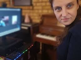 Mary Simmer's Instagram, Twitter & Facebook