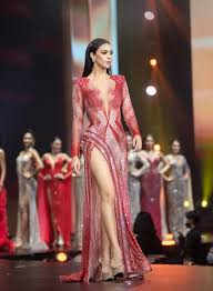 Presenter amanda, 50, put on a busty display in a plunging sparkly gold gown which featured a dramatic feather skirt as she posed at the recreated film premiere event. Miss Universe Thailand Crowned In Bangkok Hot Magazine