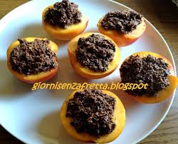 Le pesche ripiene al forno sono da consumare al cucchiaio e possono essere servite sia calde che fredde. Pesche Ripiene Con Cioccolato Un Giorno Senza Fretta