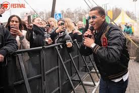 Hij speelde in diverse nederlandse films en series, waaronder nieuwe buren, spangas, mocro maffia en commando's. Bilal Wahib Op Back To Live Fieldlab Festival Pop Foto Op Festivalinfo