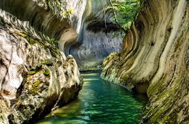 Maramuresenii stiu sa isi pastreze datinile, poate de aceea regiunea maramuresului este un taram sfant, care are randuiala sa bine stiuta. 10 Atractii Turistice Mai Putin Cunoscute Din Romania Video