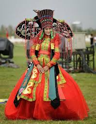20 Traditional Wedding Outfits From Around The World Traditional Outfits Costumes Around The World Wedding Outfit