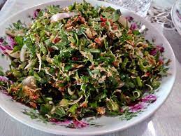   kerabu belimbing buluh dan daun selom merupakan salah satu menu wajib di restoran yang menjual nasi campur. Surayamsyed Kerabu Daun Selom