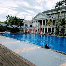 Love Suroboyo Happy Weekend Kolam Renang Colosseum Facebook