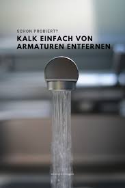 Wenn der wasserhahn undicht ist, ist es vermutlich nicht der kalk, sondern eine alte, poröse dichtung, die ausgetauscht werden muß. Schon Probiert So Einfach Entfernen Sie Kalk Von Wasserhahnen In 2020 Badezimmerideen Badezimmer Holz Keramik Waschbecken