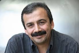 Sırrı süreyya önder, beğeniyle karşılanan filmi 'beynelmilel'in hem senaryosunu yazdı hem de filmi, muharrem gülmez'le birlikte yönetti. Sirri Sureyya Onder Kimdir Sirri Sureyya Onder Hayati Ve Nereli