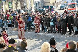 Marktplatz brunnen | faschingsdienstag, es ist am späten, sonnigen aber kalten nachmittag, da wird in günzburg der narrenbaum umgelegt. Empfingen Es Schnalzt Und Knellt Unterm Narrenbaum Freudenstadt Schwarzwalder Bote