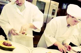 Une sélection de toques de cuisine, de calots de cuisine et de coiffes à porter derrière les fourneaux : Les Vetements De Travail Pour La Cuisine