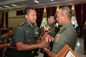 Jonny harianto gulo, sip., saat ini resmi menjabat kepala penerangan korem kodam x/udayana. Dandim 1602 Ende Letkol Kav Suteja Terima Penghargaan Karya Tulis Teritorial Dari Kepala Staf Angkatan Darat Teropong Ntt