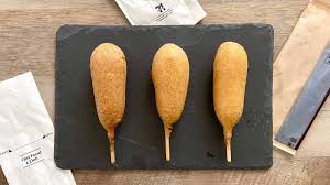 買うべきはどれ？コンビニ3社のアメリカンドッグを徹底比較！【セブン・ローソン・ファミマ】 - macaroni