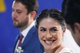 Sofia Peixoto e Leo Lynce trocam as alianças em cerimônia na Igrejinha