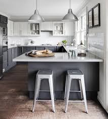 Grey burford kitchen with white corian worktops and subway tiles. The New Kitchen 5 Top Trends Cuisine Moderne Cuisines Design Cuisine Salle A Manger
