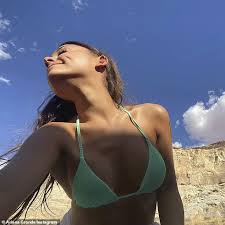 Ariana grande sings on instagram after announcing 2020 grammys gig. Ariana Grande Makes The Rare Move Of Sharing Bikini Photos Readsector