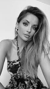 Roxanne Schofield's Instagram, Twitter & Facebook