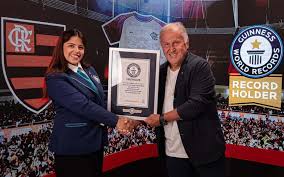 Zico recebe placa, e Flamengo entra para o Guinness Book