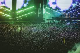 Cantora sueca que foi ao lollapalooza também já conhecia anitta ('acho que ela é ótima') e ouviu pela primeira vez marília mendonça ('voz bonita'); Northwestern Students Join Crowd In Grant Park For Lollapalooza 2018