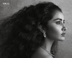 Can someone explain to me how she look like da chic dat does my nails but  sound like me 🤔🤔?