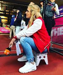 A white shirt plus mom jeans rolled to the ankles and paired with heels is a winning combo! Anna Kraft Warten Auf Athleten Dank Interview Trittleiter Der Chinesischen Kollegen Zum Gluck Immer Eine Sitzgelegenheit Diekraft Facebook