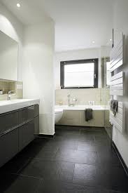 Schmales Badezimmer Mit Badewanne Vor Dem Fenster Schmales Badezimmer Badezimmer Badewanne