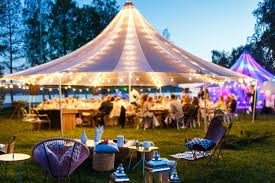 Aufgeklappt werden diese hochzeitseinladungen nach oben und unten, eine banderole dient als verschluss. Gartenhochzeit 19 Tipps Fur Eine Gelungene Planung Gala De