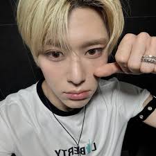 18122023 (11:23 PM KST) 💭Johnny [ENG TRANS] Ah there's something I want to  show you You can just ignore the people thereㅋㅋㅋㅋ While we were riding jet  ski, the sun was setting