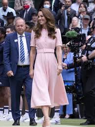 Sie sind sich näher als je zuvor. Modetrend 2021 Herzogin Kate Tragt Das Perfekte Sommerkleid Fur Jede Figur